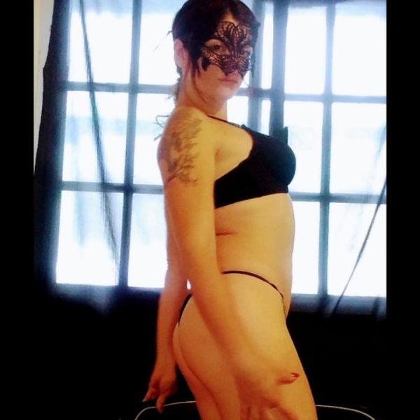 Mistress Candela 
Dominatrix erótica,  sensual y muy sádica 
Atiendo en mi espacio , realizo practicas de shibari,  bondage,  spanking,  humillación,  diciplinamiento,  Fetiches, 
Fantasías
Lucha erótica 
Lluvias
Cambio de roles 
Feminización 
Facesitting 
Ballbusting y más...
Sesiones con sumisa 
Sesiones con sumiso 
Atiendo hombres, parejas y mujeres,  siempre en consenso con el objetivo de realizar una sesión inolvidable .
Te espero en mi dto en microcentro 
Turno con anticipación
Dpto propio
Mazmorra
Ambientación BDSM

Fantasía 
Diciplinamiento 
Servicio presencial con elementos 
Servicio y material virtual. 
Anímate a vivir tus fantasías más íntimas.
Lucha erótica 